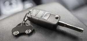 У тещи харьковского экс-военкома конфисковали люксовый автомобиль