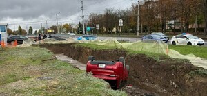 Возле Дворца спорта автомобиль вылетел в траншею коммунальщиков и перевернулся