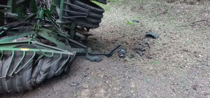 Під Харковом під час роботи на полі вибухнув трактор