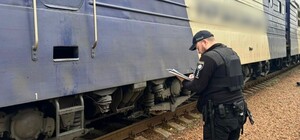 Лежал на путях: в Одессе поезд наехал на мужчину