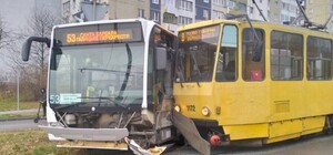У Львові трамвай в'їхав в автобус