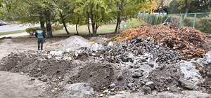 У Шевченківському районі Запоріжжя біля дитсадка виявили велике стихійне сміттєзвалище