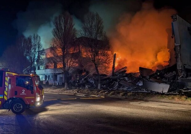 В Днепре в результате ночной атаки беспилотников повреждены многоэтажки. 