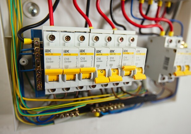 В Днепре во время блекаута из подъезда угнали все автоматы: жители остались без света