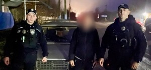 Викинув на дорогу: на Одещині чоловік намагався позбутися цуценят