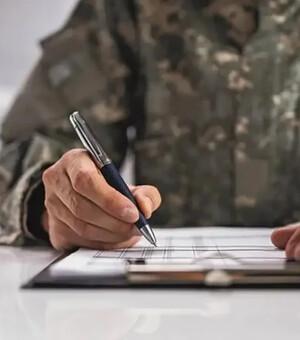 Имеют ли право работники ТЦК вручать повестки в гражданской одежде: объяснение юриста