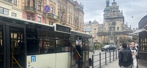 Через низький пасажиропотік один із львівських автобусів курсуватиме лише на свята 