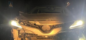 У Львові п'яний водій в'їхав в огорожу, загубив номерний знак, втік і заснув: фото 