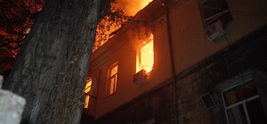 Пожежа в будинку та пошкодження ліцею: наслідки вечірнього обстрілу Одеси (оновлено)