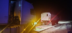 Не смогла преодолеть подъем: в Одесской области фура застряла в сугробах