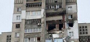 У Дніпрі мешканці повертаються до зруйнованої багатоповерхівки після атаки 