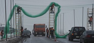 Окружную дорогу вокруг Харькова затягивают антидроновыми сетками