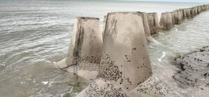 У Нацпарку «Тузлівські лимани» море руйнує тетраподи на пересипу: що кажуть екологи