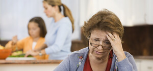 Дают ли субсидию, если члены семьи за границей: объяснение правил во время военного положения