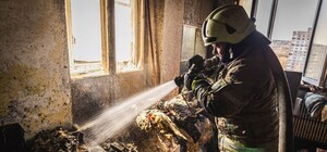 На Салтівці жінка вистрибнула з вікна палаючої квартири на 13 поверсі