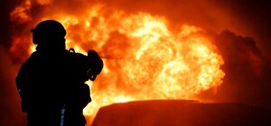 Під Харковом після обстрілу горить підприємство: фото