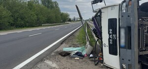 Под Харьковом перевернулся грузовик