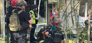 Российский дрон атаковал спальный район Запорожья: есть погибшие и десятки пострадавших (ВИДЕО)