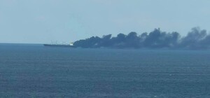 В Черном море виднеется дым: РФ нанесла удар по гражданскому судну