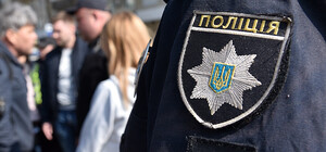 Поліцейські встановили зловмисників, які в центрі Львова, погрожуючи зброєю, побили чоловіка