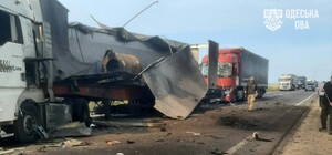 Лікарі борються за життя: деталі про стан постраждалих після обстрілу траси на Одещині