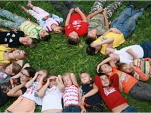 В лагере детям обеспечат присмотр, уход и развлекательную программу. Фото с сайта kp.ua