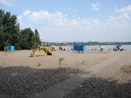 Пляж на Комсомольском острове открыт, но не то, чтобы обустроен. Фото с сайта smi.dp.ua