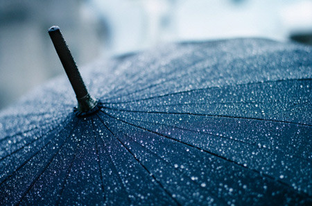 Зонт стал неотъемлемым атрибутом днепропетровцев на протяжении последних недель. Фото с сайта cloudyweaher.com