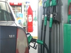Сегодня водителям есть чему порадоваться – топливо дешевеет не каждый день. Фото с сайта kp.ua