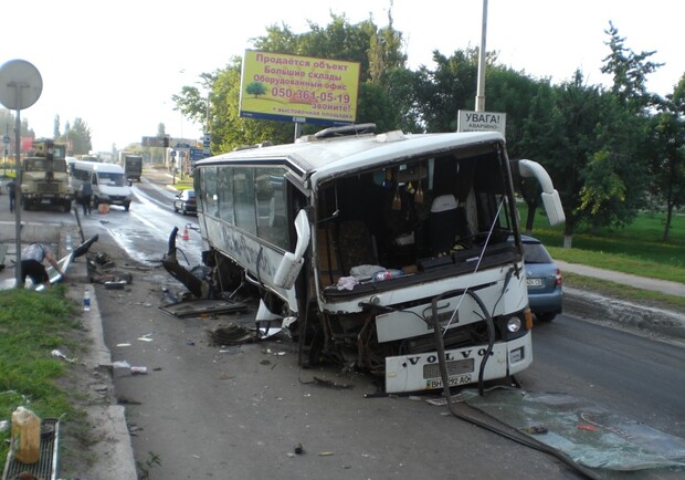 Водитель автобуса не справился с управлением и врезался в железобетонный столб. Фото: ГАИ Днепропетровской области