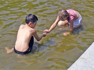 Некоторые ребятишки проводят время в воде не только ради удовольствия, но и с пользой. Фото с сайта kp.ua