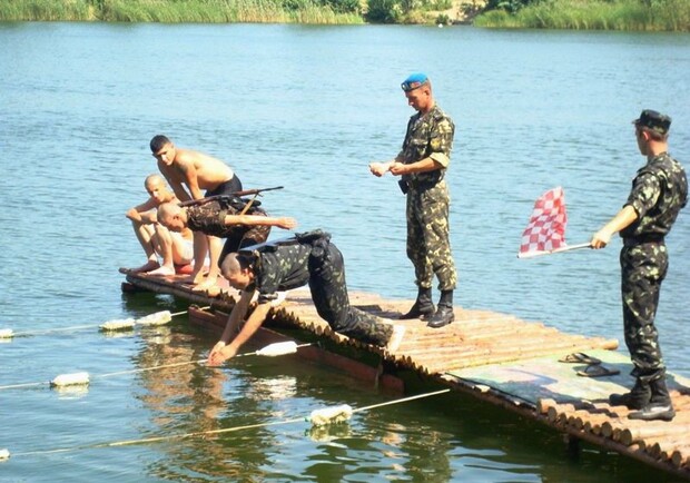 Плыть солдатам пришлось в полном обмундировании. Фото с сайта mil.gov.ua