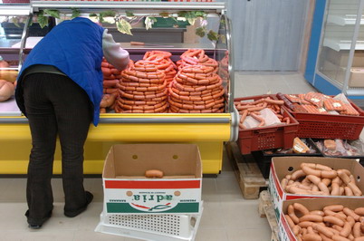 Нарушения в сетях носят массовый характер – испорченное мясо и другие продукты находят постоянно. Фото с сайта 2000.net.ua