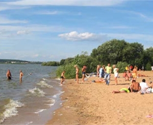 Хоть в Днепропетровске и не такая теплая вода как на море, купаться это никому не мешает.  Фото с сайта kp.ua
