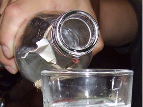 На одного жителя области приходится по 5 литров чистого спирта. Фото с сайта agrotimes.net