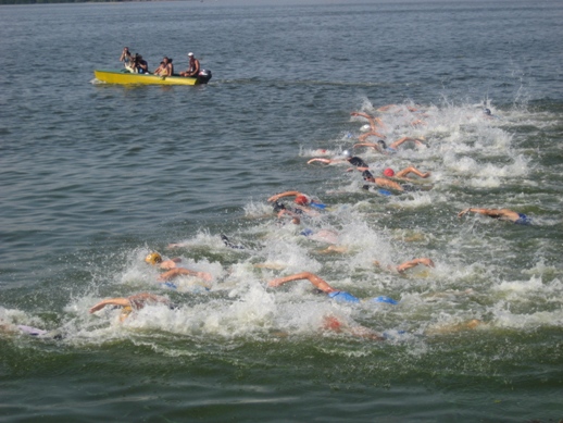 На выходных в Днепре 40 спортсменов-мужчин и 20 женщин плыли, ехали на велосипедах и бегали. Фото с сайта kp.ua