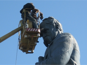 Если бы не началась реставрация, чугунный Шевченко мог бы рухнуть. Фото с сайта kp.ua