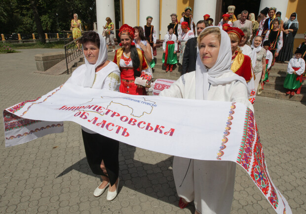 В вышитом рушнике отобразили колорит и традиции Днепропетровщины. Фото Николая Заднепровского.
