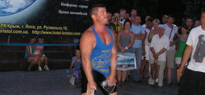 Фотофакт: в Ялту съехались самые сильные армлифтеры Украины