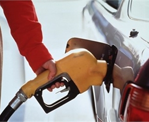 Заправить машину хорошим топливом – дорогое удовольствие. Фото с сайта meta.ua

