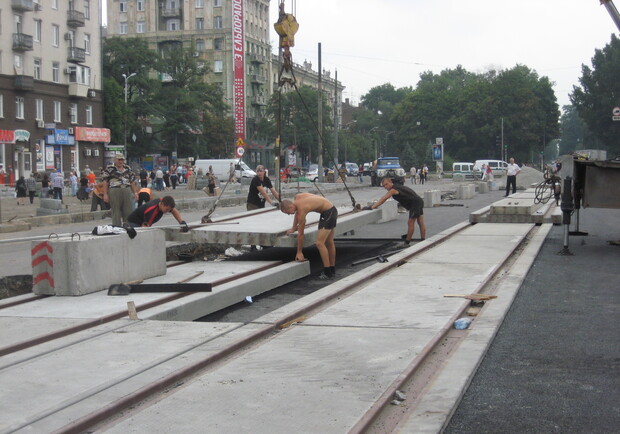 Вместо привычных шпал на трамвайном полотне рабочие укладывают специальные плиты. Фото с сайта kp.ua