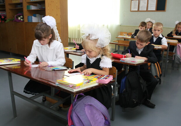 Нынешний первоклассник уже до школы должен уметь и читать, и писать, и на "компе" стучать. Фото с сайта kp.ua