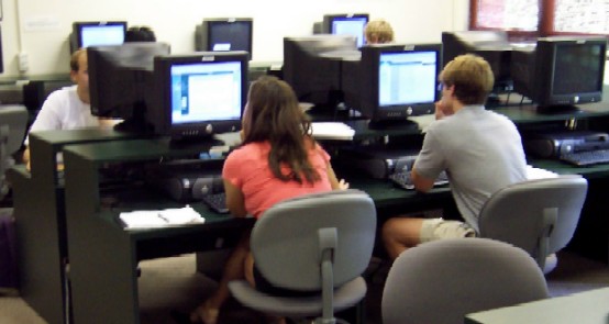 Компьютеры делают пребывание в школе более комфортным. Фото с сайта oaklandcc.edu