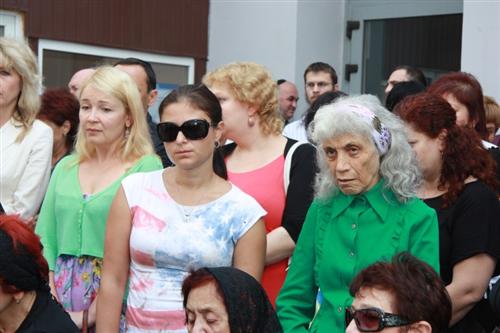 На похороны пришли много горожан, представители городской и областной власти, члены местной еврейской общины. Фото с сайта djc.com.ua