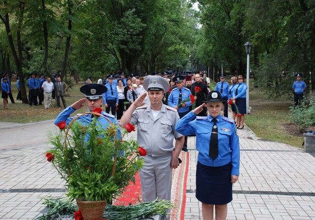 Дань мужеству и самопожертвованию. Фото с сайта umvs.dp.ua