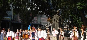 На праздник Независимости в Днепропетровске традиционно принесли цветы к молодому Шевченко