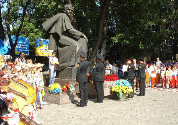 Эпицентрами празднования не развлекательного характера были два памятника Шевченко. Фото Людмилы Сидоренко