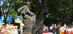 День независимости в Днепропетровске: партийных флагов больше, чем государственных