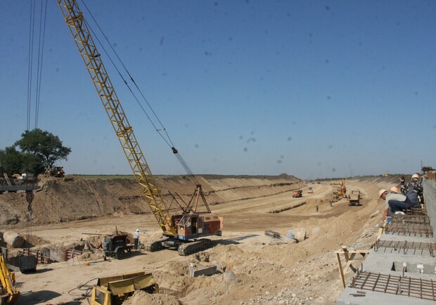 Губернатор пообещал министру закончить строительство дороги в ноябре. Фото с сайта kp.ua
