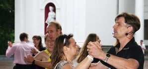 Одесситы в школьной форме станцуют танго в центре города